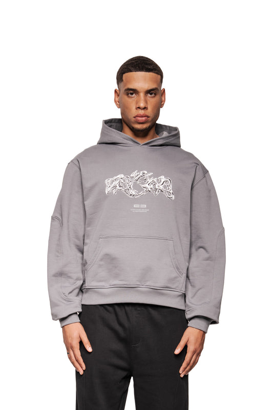 Junger Mann trägt Greyzone Hoodie Dark Gray mit Kängurutasche und abstrakter Grafik auf der Brust, Rippenbündchen an Ärmeln und Saum, studiofotografiert.