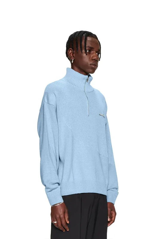 Mann trägt CC Knit Halfzip Light Blue, Strickpullover mit verschiedenen Mustern, überschnittenen Schultern und versetztem Saum.