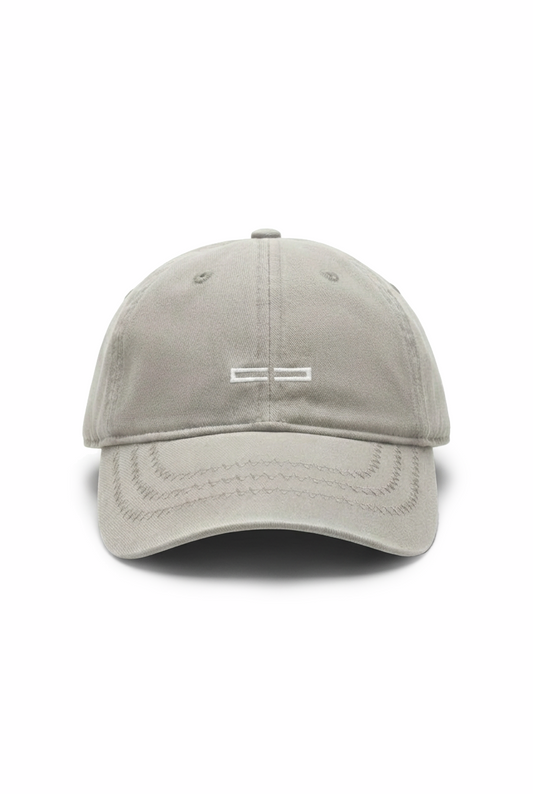 CC Icon Cap Light Grau: Sechs-Panel-Dad Hat mit gebogenem Schirm, gesticktem OLAKALA-Logo vorne, verstellbar mit Metall-Clip hinten.