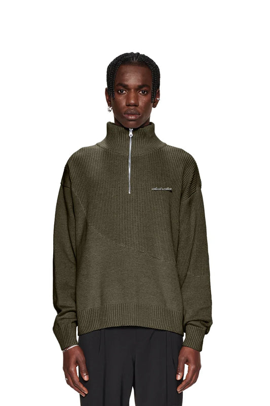 Mann trägt CC Knit Halfzip Khaki, ein unisex Strickpullover mit verschiedenen Strickmustern und überschnittenen Schultern, präsentiert im OLAKALA Onlineshop.