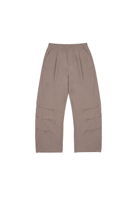 Linen Gills Dress Pants: Locker geschnittene, taupefarbene Hosen mit elastischem Bund, Bundfalten und seitlichen Teilungsnähten für Belüftung, ideal für vielseitige, entspannte Styles.