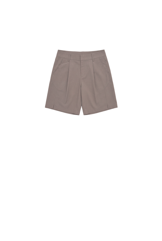 OLAKALA Linen Shorts Beige mit Bundfalten, französischen Taschen und versetzten Seitennähten für Bewegungsfreiheit, ideal für warme Tage und vielseitige Sommer-Looks.