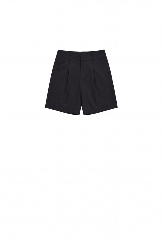 Linen Shorts Black: Dunkel, knielang, mit Bundfalten, französischen Taschen, Passform unisex, ideal für warme Tage, bietet Struktur und Bewegungsfreiheit, passend für diverse Sommer-Looks.