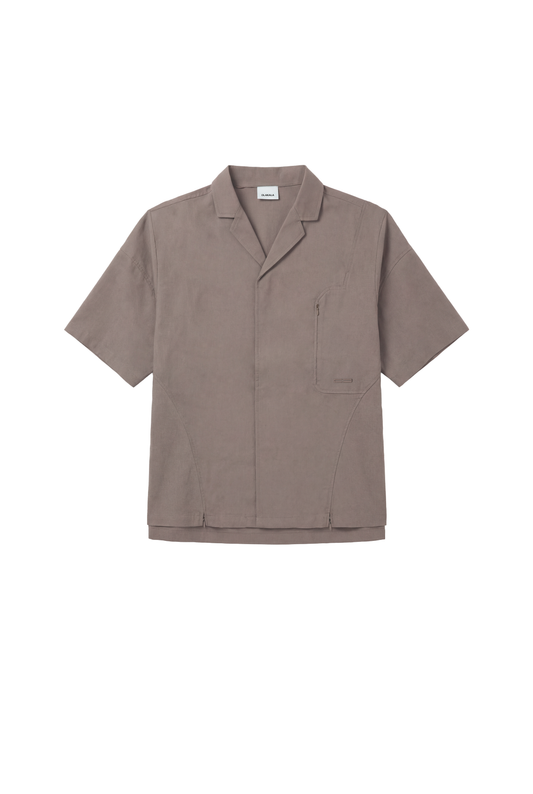 Linen Short Sleeve Shirt Beige mit Safari-Kragen, verdeckter Knopfleiste, Reißverschlusstasche links, subtilen Nähten, ideal für sommerliche Outfits von OLAKALA.