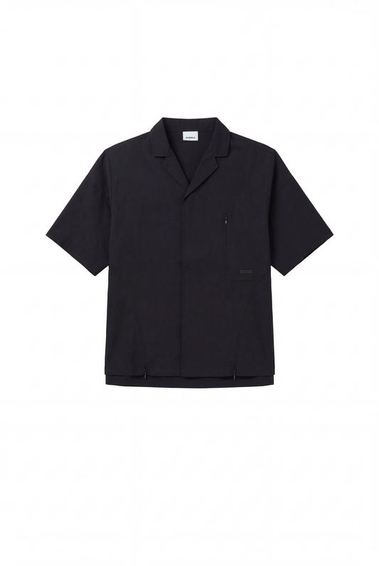 Schwarzes, kurzärmeliges Leinenhemd mit Safari-Kragen, Reißverschlussdetails am Saum und einer Brusttasche links; lässig-eleganter Look von OLAKALA.