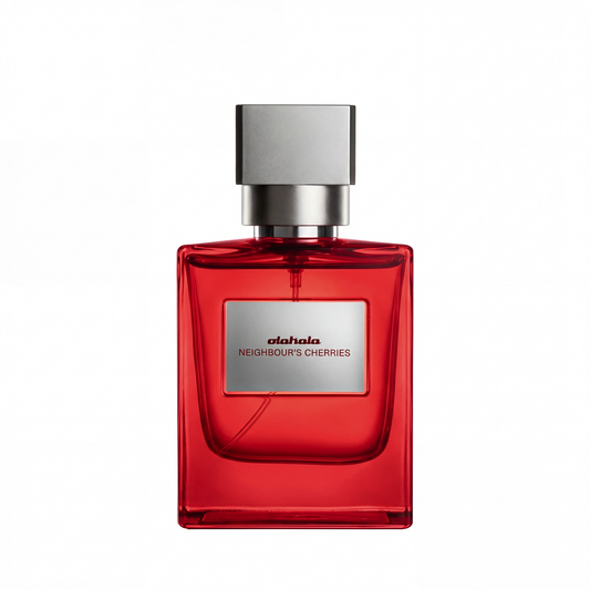 Rotes Glasflakon von OLAKALA, beschriftet mit Neighbour's Cherries. Extrait de Parfum mit Kirsch-, Safran- und Ledernoten.