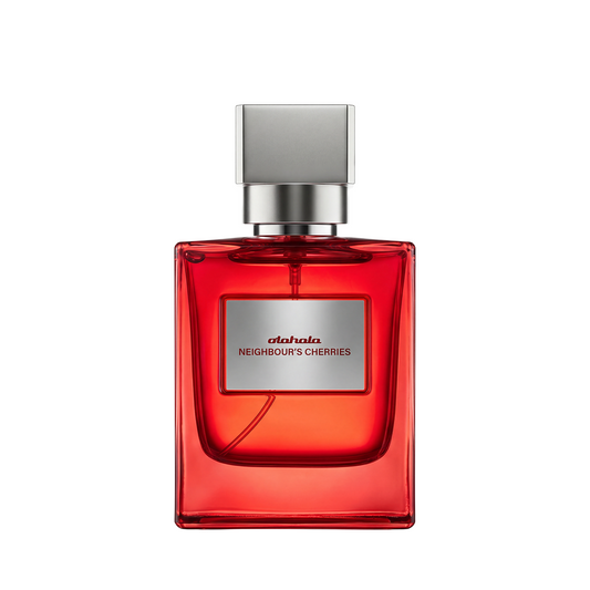 Parfumflasche „Neighbour's Cherries Extrait de Parfum“ aus rotem Glas mit silbernem Deckel und Etikett, verführt mit Kirsch- und Safranduftnoten.