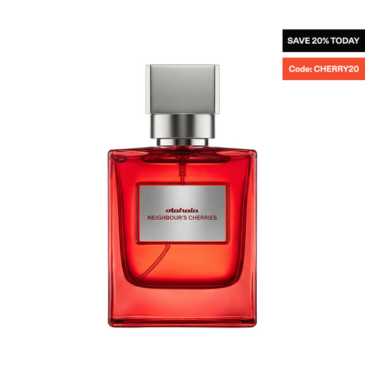 Rotes Parfümflakon Neighbour's Cherries von olakala mit silbernem Verschluss, 20 % Rabatt-Aktion. Duftbeschreibung: Kirsche, Safran, Leder und holzige Basisnoten. Exklusiv im OLAKALA Onlineshop.