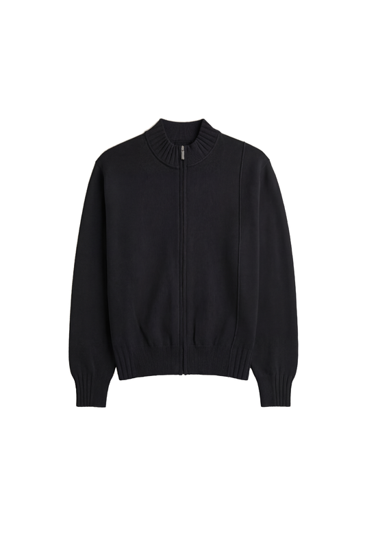 Schwarze Summer Knit Jacket mit asymmetrischer Vorderseite, Reißverschluss, geripptem Kragen und Bündchen. Weicher Baumwollstrick mit Strukturkontrast für modernen Look und Tragekomfort.