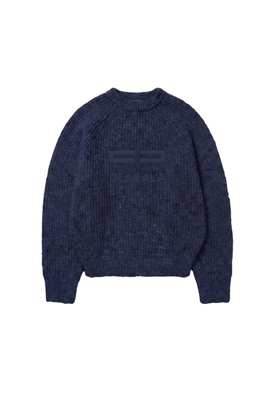 Fuzzy Knit Sweater Navy Blue: Dunkelblauer, grob gestrickter Pullover mit geripptem Rundhalsausschnitt, langen Raglanärmeln und auffälliger Logo-Stickerei, ideal für OLAKALA® Liebhaber.
