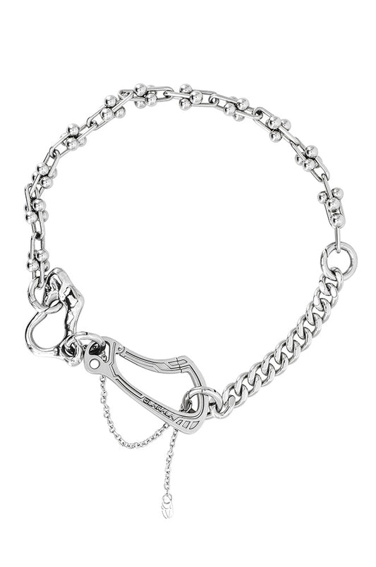 Synergy Choker Chain: Halskette mit verschiedenen Gliedern, modifizierbares Design, längenverstellbar, mit Karabiner-Verschluss.