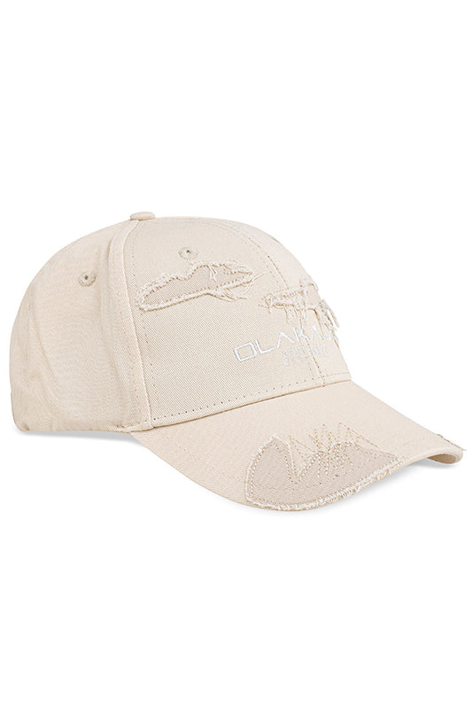Weiße CC Destroyed Cap mit gesticktem OLAKALA Logo, verstellbar mit Metallclip hinten, Einheitsgröße, modisches Accessoire.