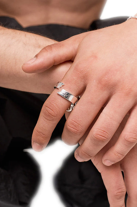Synergy Destroyed Ring Silber beschichtet, nahaufnahme an einer Hand getragen, zeigt das einzigartige zerstörte Design, perfekt für moderne Schmuckliebhaber.