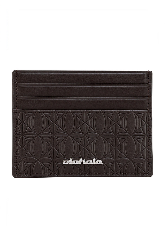 CC Leather Monogramm Cardholder Brown mit drei Kartenfächern auf Vorder- und Rückseite, eingraviertem OLA KALA Monogramm und Metalllogo, Nahaufnahme des Ledermaterials.