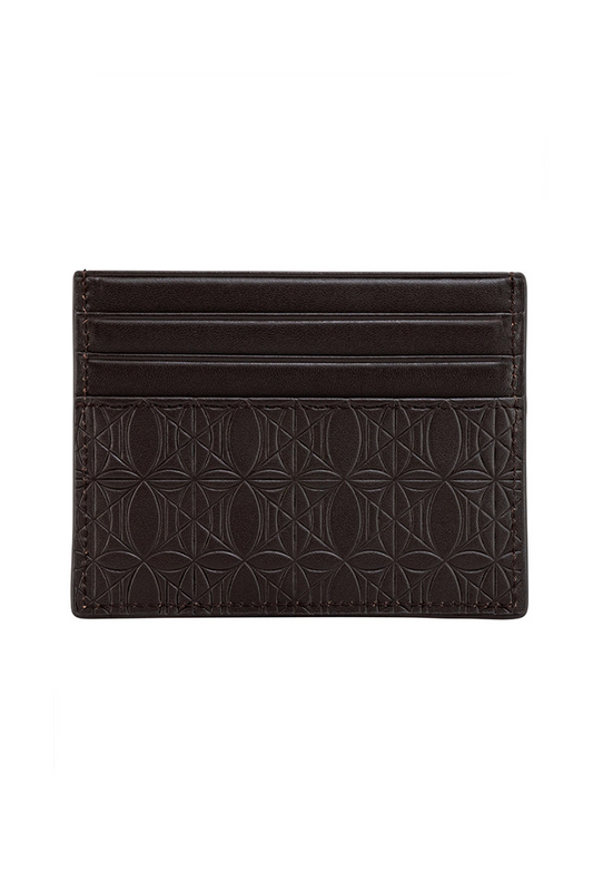 CC Leather Monogramm Cardholder Brown mit drei Kartenfächern vorne und hinten, eingraviertem OLA KALA Monogramm und Metalllogo, Nahaufnahme eines eleganten Leder-Accessoires.
