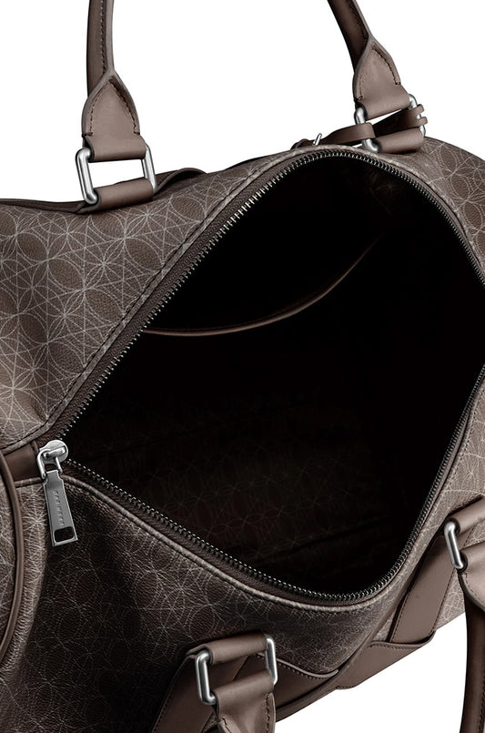Nahaufnahme der CC Weekender Bag Brown mit abnehmbarem, verstellbarem Schulterriemen und OLA KALA Metallreißverschluss, ideal für stilvolles Reisen.