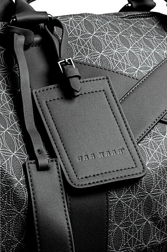 Nahaufnahme eines Gepäckanhängers der CC Black Weekender Bag mit abnehmbarem Schulterriemen und OLAKALA Metallreißverschluss, passend für den offiziellen OLAKALA® Onlineshop.