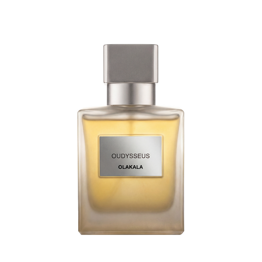 Frosted-Glasflakon mit amberfarbener Flüssigkeit, quadratischem Metallverschluss. Label: OUDYSSEUS und OLAKALA. Duftbeschreibung: fruchtig, holzig, mystisch. Produkt: Oudysseus Esprit de Parfum.
