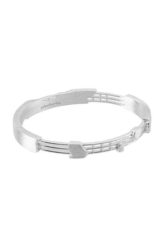 Silbernes Brushed Cuff Armband mit mehreren Reihen silberner Bänder und eingraviertem OLAKALA-Logo, im „zerstörtem“ Look, Durchmesser 62mm.