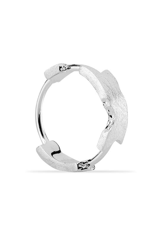 E.O.I Brushed Fragment Ring Silver: Silver ring with curved design, engraved OLA KALA logo, made of 925 sterling silver, ideal as a fashion accessory.