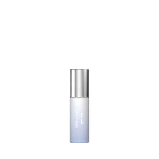 Roll-on-Flakon des Citron Bleu Extrait de Parfum mit silbernem Deckel, frostigem Glas und Zitrusduftnoten wie Yuzu und Bergamotte für lebendige Frische.

[AI]