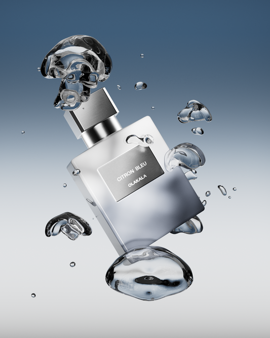 Parfümflakon “Citron Bleu” von OLAKALA, silberner Verschluss, schwebend vor blauem Hintergrund, umgeben von Eiswürfeln und Wasserblasen.