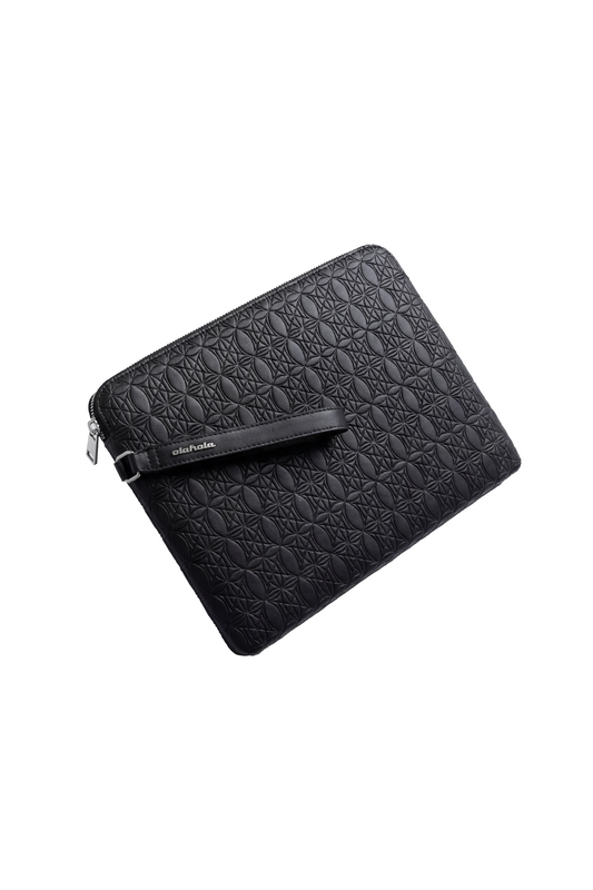 Schlanke Pochette Bag aus geprägtem Lederimitat mit geometrischem Muster, Reißverschluss und Handgelenksschlaufe, ideal als minimalistisches Tablet- oder Dokumenten-Etui.