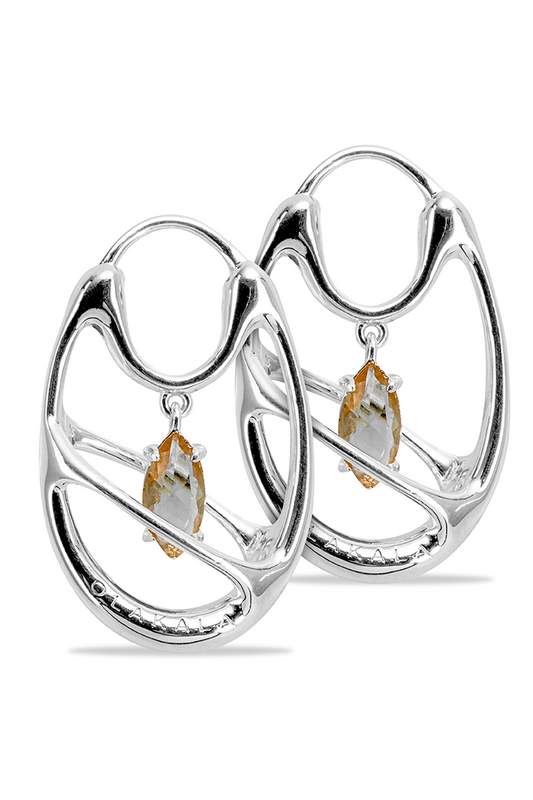 Core Protector Earring Silber mit synthetischem Zultanit Edelstein und eingraviertem OLA KALA Logo, präsentiert als modisches Accessoire aus Silber.
