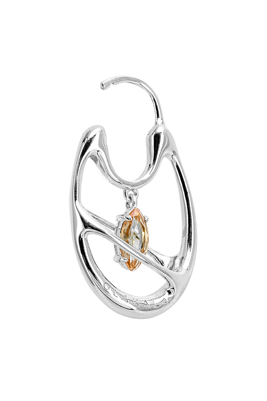 Core Protector Earring Silver mit synthetischem Zultanit-Anhänger und eingraviertem OLA KALA Logo, Nahaufnahme eines eleganten Schmuckstücks.