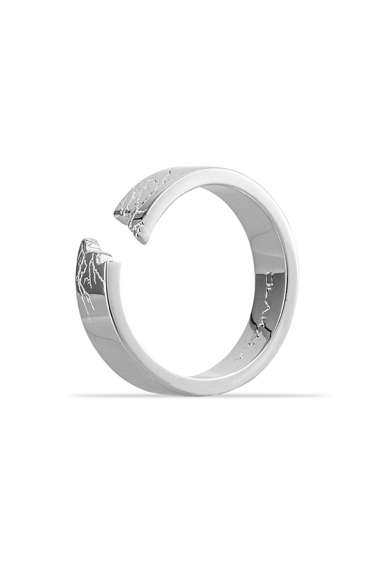 Synergy Destroyed Ring, silberbeschichtet, mit gebrochenem Design. Versilbert und in einem einzigartigen, zerstörten Look präsentiert.