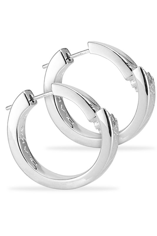 Synergy Destroyed Earrings Silver Coated: Silberne Creolen im zerstörtem Look, modisches Accessoire aus dem offiziellen OLAKALA® Onlineshop.