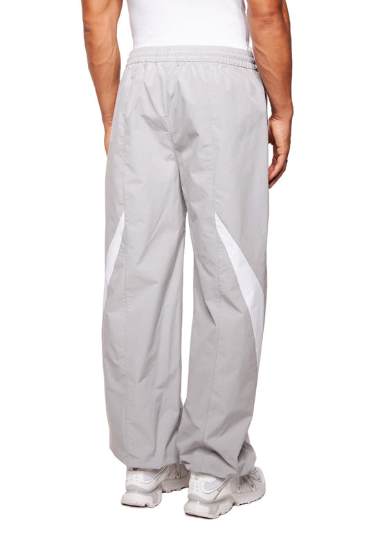Unisex Sports Trackpants Gray mit elastischem Bund und kontrastierenden Stoffeinsätzen; gesticktes OLAKALA Sports Logo am linken Bein.