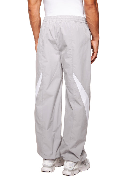 Unisex Sports Trackpants Gray mit elastischem Bund und kontrastierenden Stoffeinsätzen; gesticktes OLAKALA Sports Logo am linken Bein.