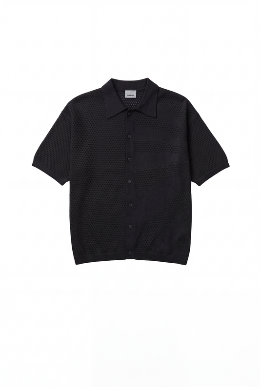 Sun Knit Shirt Black mit offenem Lochstrickmuster, klassischen Kragen, Knopfleiste und Sonnendetail, ideal für luftige Sommer-Looks.