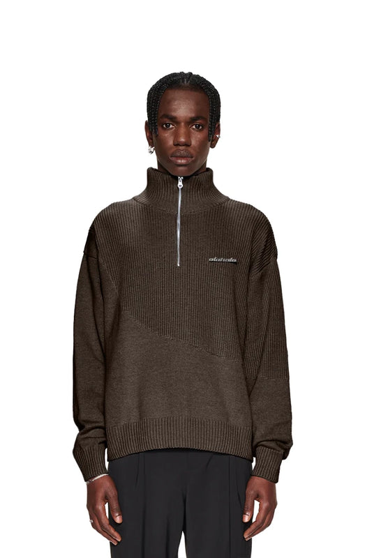 Mann trägt braunen CC Knit Halfzip, Strickpullover mit Grob- und Feinstrick, überschnittenen Schultern und versetztem Saum, unisex, oversized Passform, aus OLAKALA Kollektion.