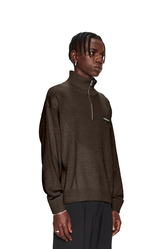 Mann trägt braunen CC Knit Halfzip mit verschiedenen Strickmustern und Reißverschluss, oversize und unisex, von OLAKALA.