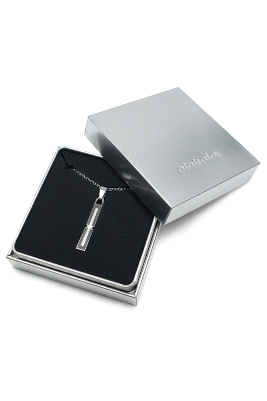 Icon Necklace in einer silbernen Geschenkbox, offene Kette mit minimalistischem, rechteckigem Anhänger. Zeitloses Design, perfekt für moderne Accessoires von OLAKALA.