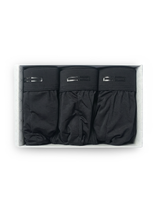 Boxershorts Microfiber 3er Pack: Drei schwarze Herren-Boxerbriefs in einer offenen Schachtel, mit schlichtem Markenbund und atmungsaktivem Mikrofaser-Material für Komfort und Flexibilität.