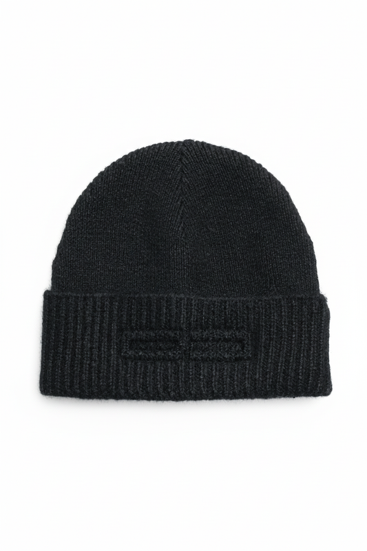 Fuzzy Beanie Black: Schlichte schwarze Strickmütze mit umgeschlagenem, geripptem Rand und dezent erhabenem Logo, ideal für kalte Jahreszeiten im OLAKALA-Stil.