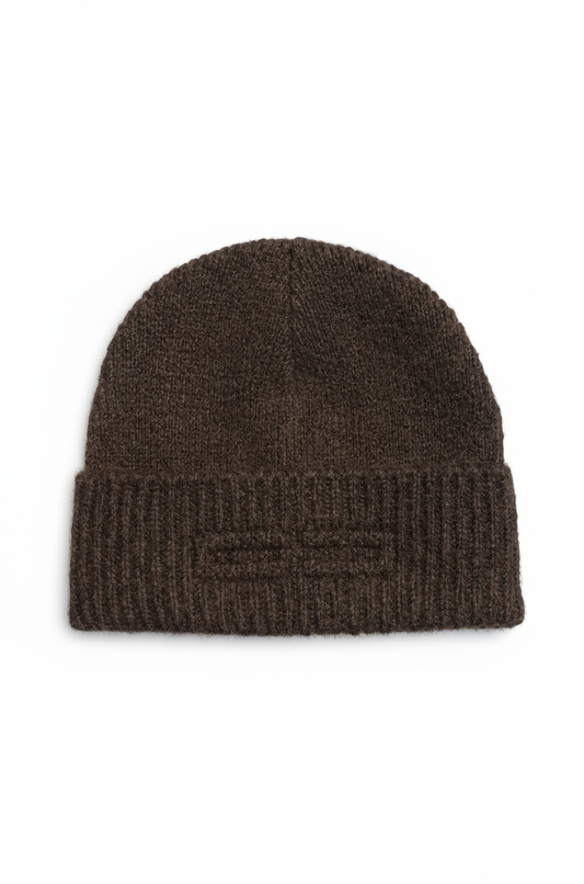Dunkelbraune Fuzzy Beanie mit breitem Umschlag und dezentem, groß embossed Logo, ideal für vielseitigen Einsatz in der kalten Jahreszeit.