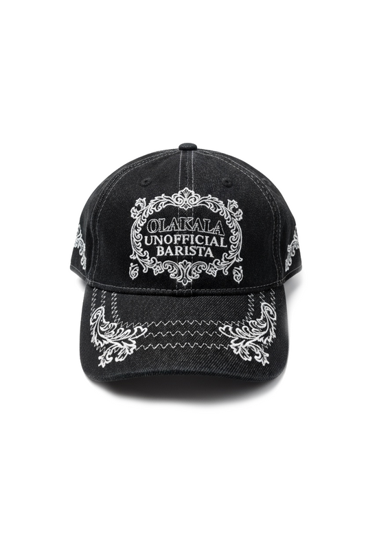 Schwarze Mokka Cap mit weißer Stickerei OLAIKALA UNOFFICIAL BARISTA, verstellbarem Verschluss und 6-Panel-Design für universelle Passform.
