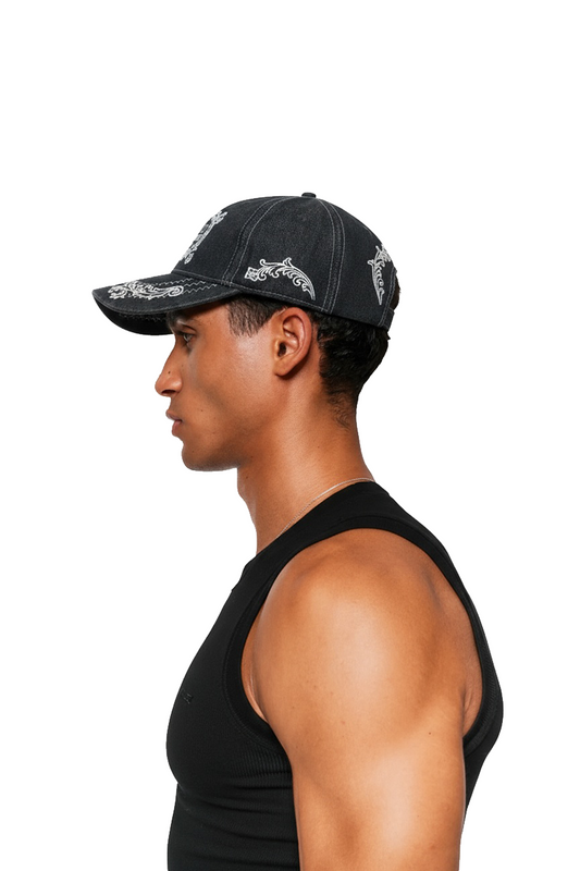 Junger Mann in Mokka Cap mit weißer Stickerei, verstellbarem Verschluss und 6-Panel-Design, passend zu OLAKALAs stilvollem, funktionalem Sortiment.