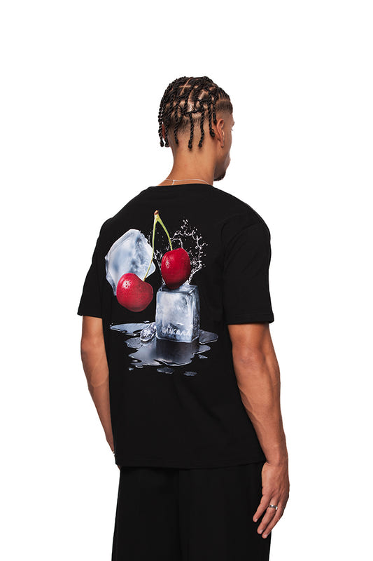 NC T-Shirt Black Regular mit OLA KALA Nachbars Kirschen Grafik auf dem Rücken und gesticktem OLA KALA Logo auf der linken Brust, Unisex, EU-Herstellung.