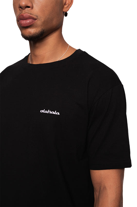 NC T-Shirt Black Regular mit OLA KALA Neighbor's Cherries Grafik auf dem Rücken und gesticktem Logo auf der Brust, unisex, in der EU gefertigt.