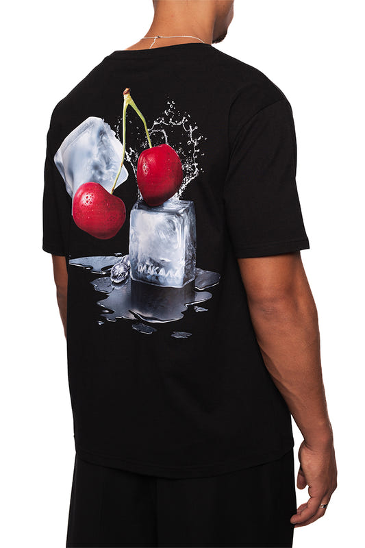 NC T-Shirt Black Regular mit OLA KALA Nachbarn's Kirschen Grafik auf dem Rücken und gesticktem Logo auf der Brust, unisex und in der EU hergestellt.