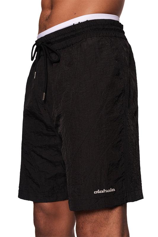 Naxos Swim Shorts Black mit verstellbarem Bund und Kordeln, französischen Eingriffstaschen, reflektierendem OLAKALA-Logo am linken Bein, regulärer Passform.