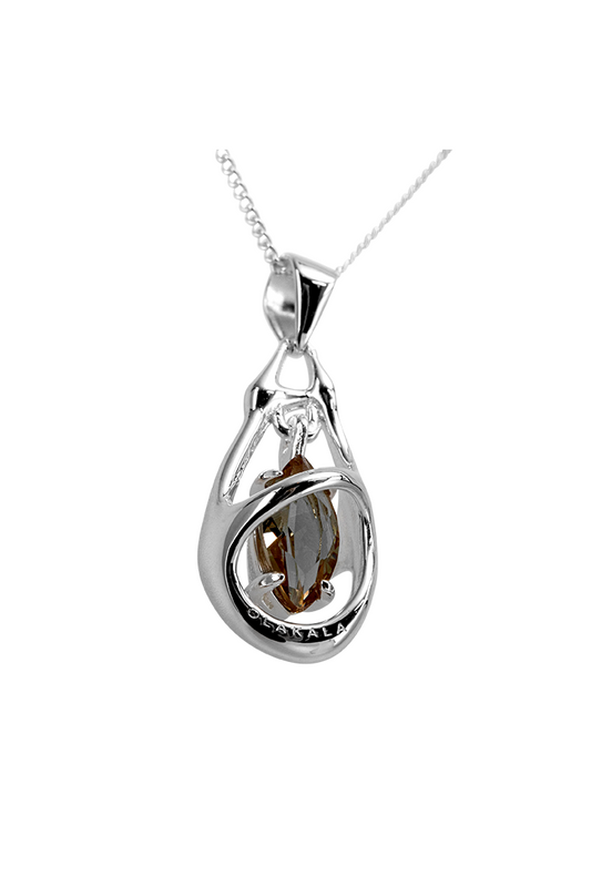 Nahaufnahme der Core Protector Chain Silver Halskette mit synthetischem Zultanit Edelstein Anhänger und eingraviertem Logo, präsentiert im offiziellen OLAKALA® Onlineshop.