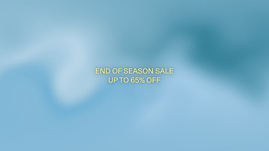 Blauer, unscharfer Hintergrund mit gelbem Text: END OF SEASON SALE UP TO 65% OFF.