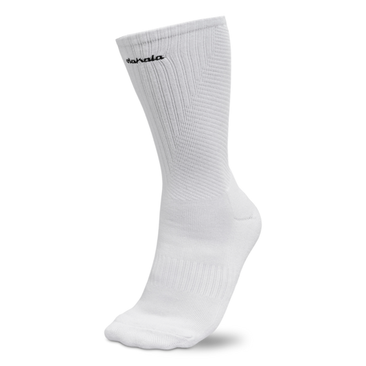 CC Distorted Socks White 2er-Pack, weiße Socken mit gesticktem OLAKALA-Logo und verschiedenen Strickmustern, Nahaufnahme des Designs.