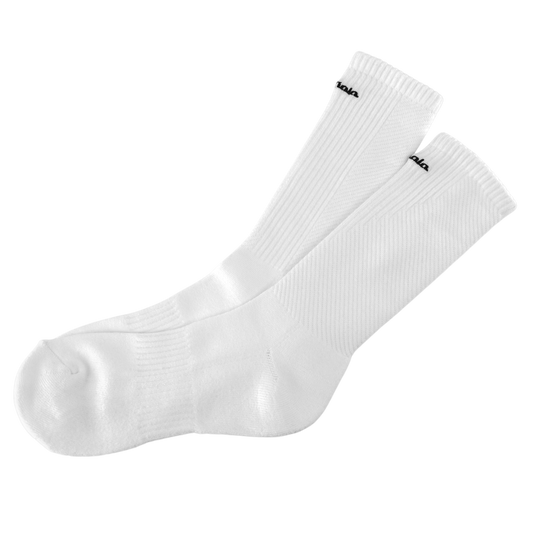 CC Distorted Socks White 2er-Pack mit verschiedenen Strickmustern und gesticktem OLAKALA Logo auf der Vorderseite, abgebildet als Paar weiße Socken.